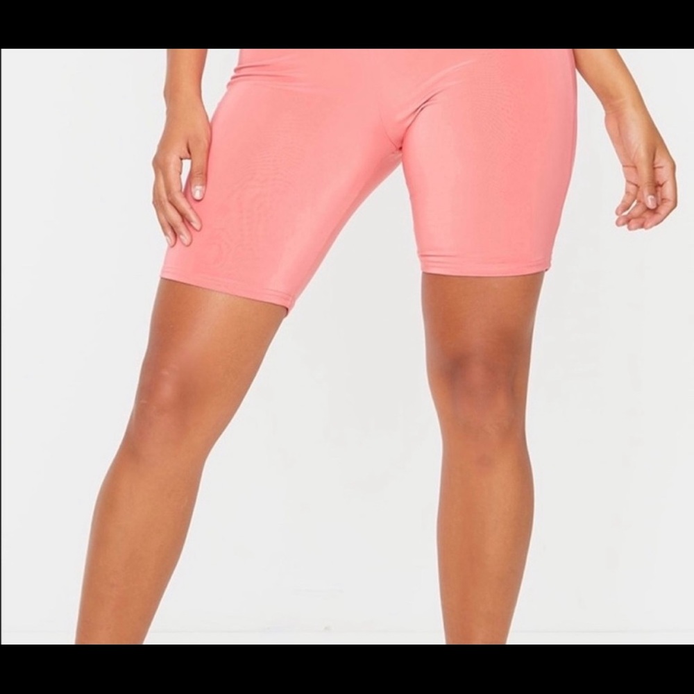 PrettyLittleThing Ruched Short - Picture 2 of 6